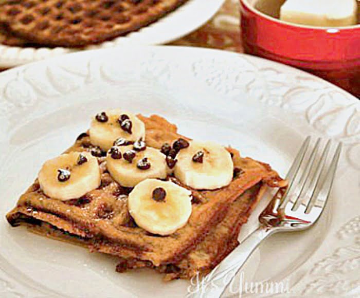 Banana Bread Waffles - Get this and more waffles recipe ideas on itsyummi.com