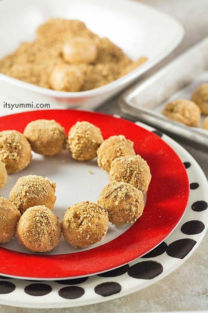 Holiday Recipes: Nutty Graham Truffles and a holiday house made from graham crackers and peanut butter. See them on ItsYummi.com #PBandG #ad