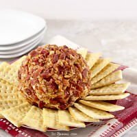Chipotle Bacon Cheddar Cheese Ball recipe - This is party food, game day, or appetizer at its best! - Get the recipe from @itsyummi
