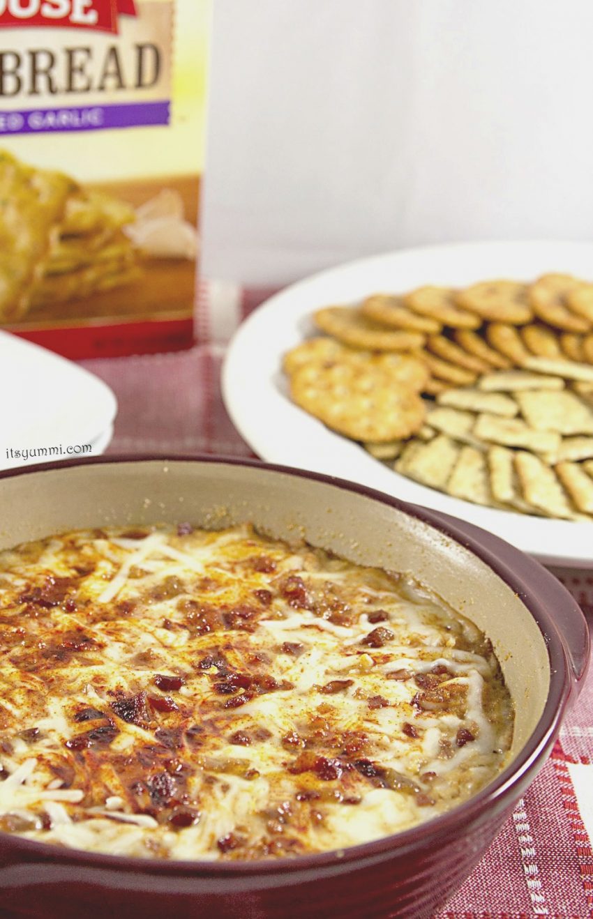 Clams casino dip is the PERFECT party dip! This dip recipe is a take on baked clams, with bacon and buttery crackers on top #clamdip #clamscasino #bestappetizers homemade clam dip with bacon and cheese