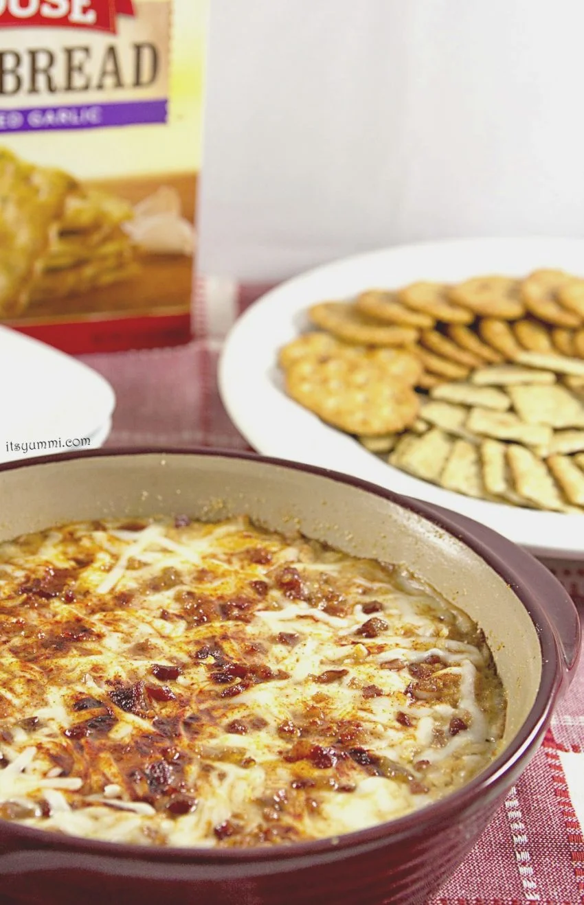 Clams casino dip is the PERFECT party dip! This dip recipe is a take on baked clams, with bacon and buttery crackers on top #clamdip #clamscasino #bestappetizers homemade clam dip with bacon and cheese