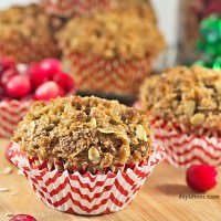 Get the recipe for these bakery style cranberry streusel muffins. Tender, moist cinnamon spiced muffins, stuffed with dried cranberries and topped with a sweet, crumbly streusel oats topping. Recipe from @itsyummi