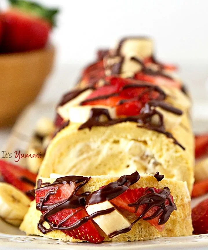 Skinny Banana Split Cake Roll: This is one of the lightened up cake recipes that I've fallen in love with. Just 168 calories and 4 grams of fat per slice!