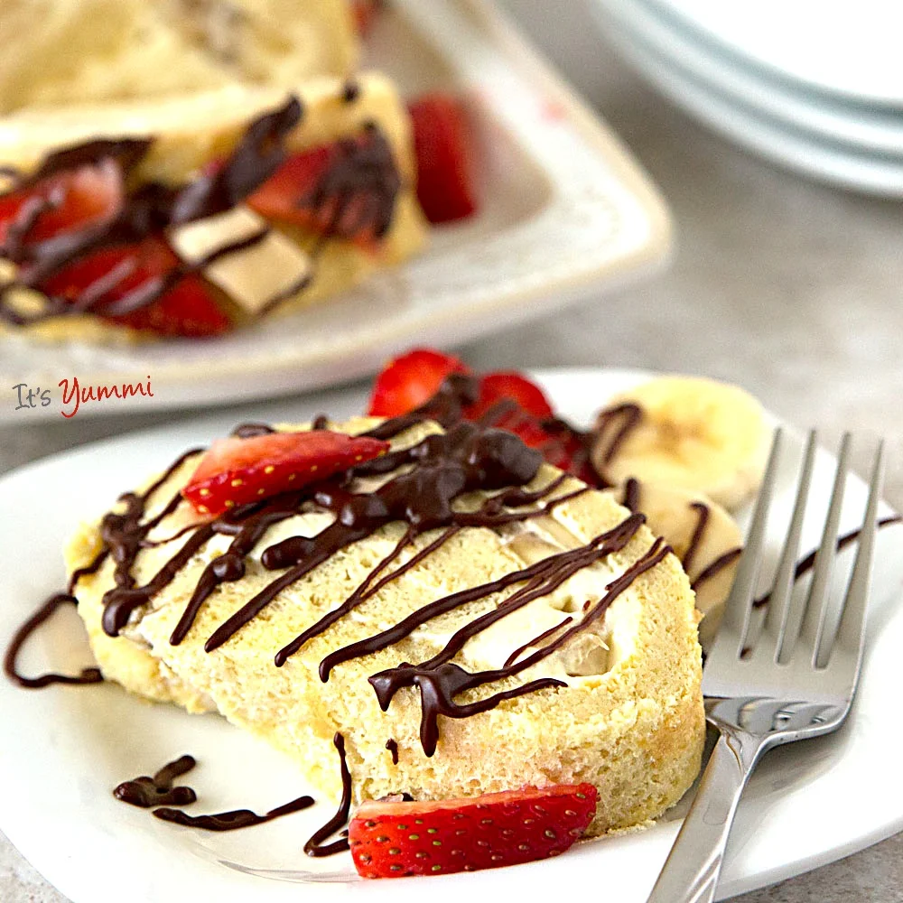 Skinny Banana Split Cake Roll: This is one of the lightened up cake recipes that I've fallen in love with. Just 168 calories and 4 grams of fat per slice!