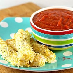 I love quick appetizer recipes like these Gluten Free Baked Mozzarella Sticks! They're a healthier option for game day snacks! Recipe on itsyummi.com