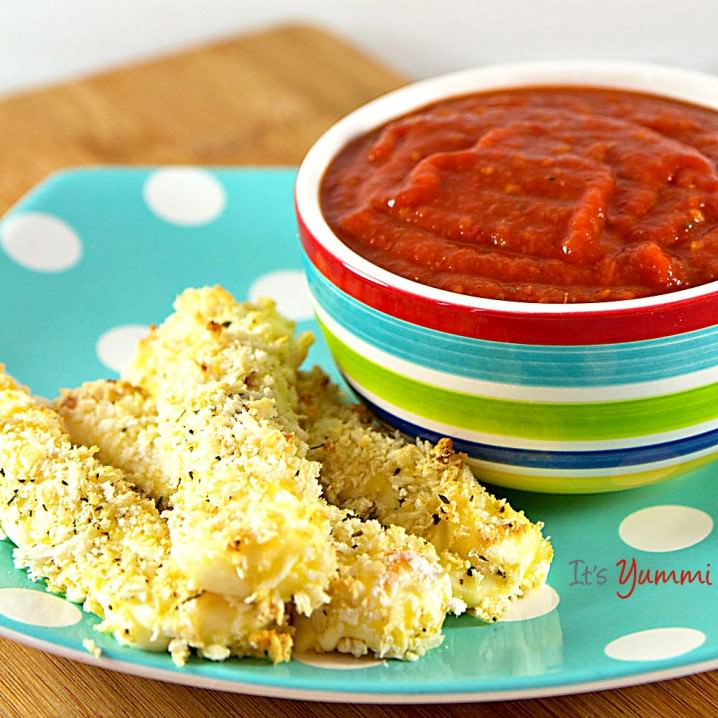 I love 15 minute recipes like these easy baked mozzarella sticks! They're a healthier option than fried and they're gluten free, too! Recipe on itsyummi.com