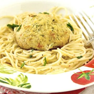 Crab Cake Scampi - This is a perfect recipe for lent! Flaky, tender crab cakes (sustainably harvested) sit on top of a bed of garlic-butter pasta. So easy to make! Get the recipe from itsyummi.com