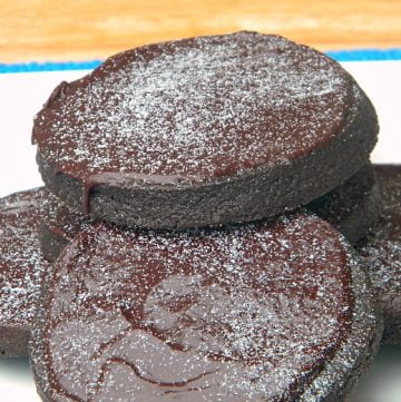 Chocolate Cookies with Nutella Ganache - Get this snack recipe on ItsYummi.com
