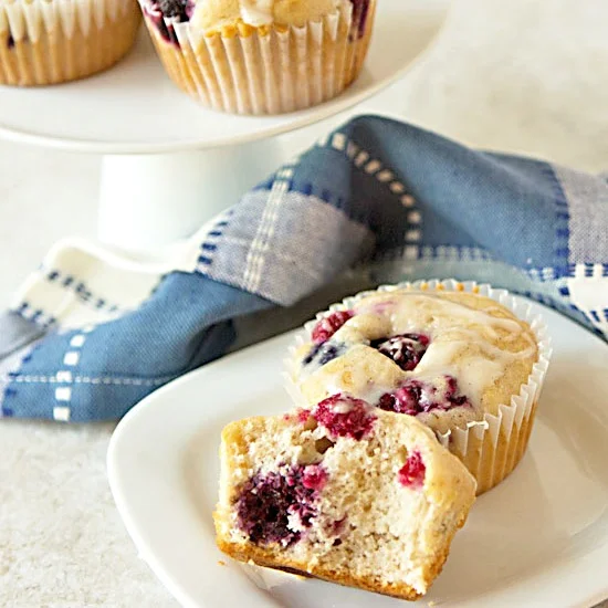 This recipe for Bisquick berry muffins takes just 15 minutes to make. Use frozen fruit instead of fresh and they come out SO moist! From ItsYummi.com