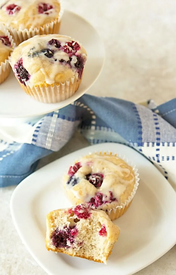 This recipe for Bisquick berry muffins takes just 15 minutes to make. Use frozen fruit instead of fresh and they come out SO moist! From ItsYummi.com