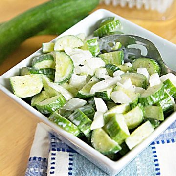 This cucumber salad recipe is low carb, gluten-free, and loaded with flavor from the @melissasproduce cucumbers, Vidalia onions, and the garlic-lemon vinaigrette dressing. Get the recipe and tips from @OXO to help your produce last longer. OXOGreenSaver