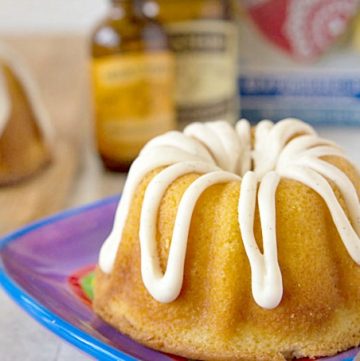 Creamsicle Bundt Cake - This pound cake recipe is inspired from the orange and vanilla flavors of the frozen Creamsicle pops that I loved as a kid. - Get the recipe on ItsYummi.com @itsyummi