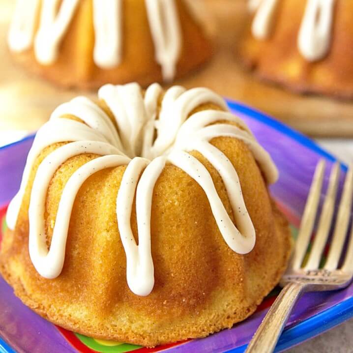Creamsicle Bundt Cake - This pound cake recipe is inspired from the orange and vanilla flavors of the frozen Creamsicle pops that I loved as a kid. - Get the recipe on ItsYummi.com @itsyummi
