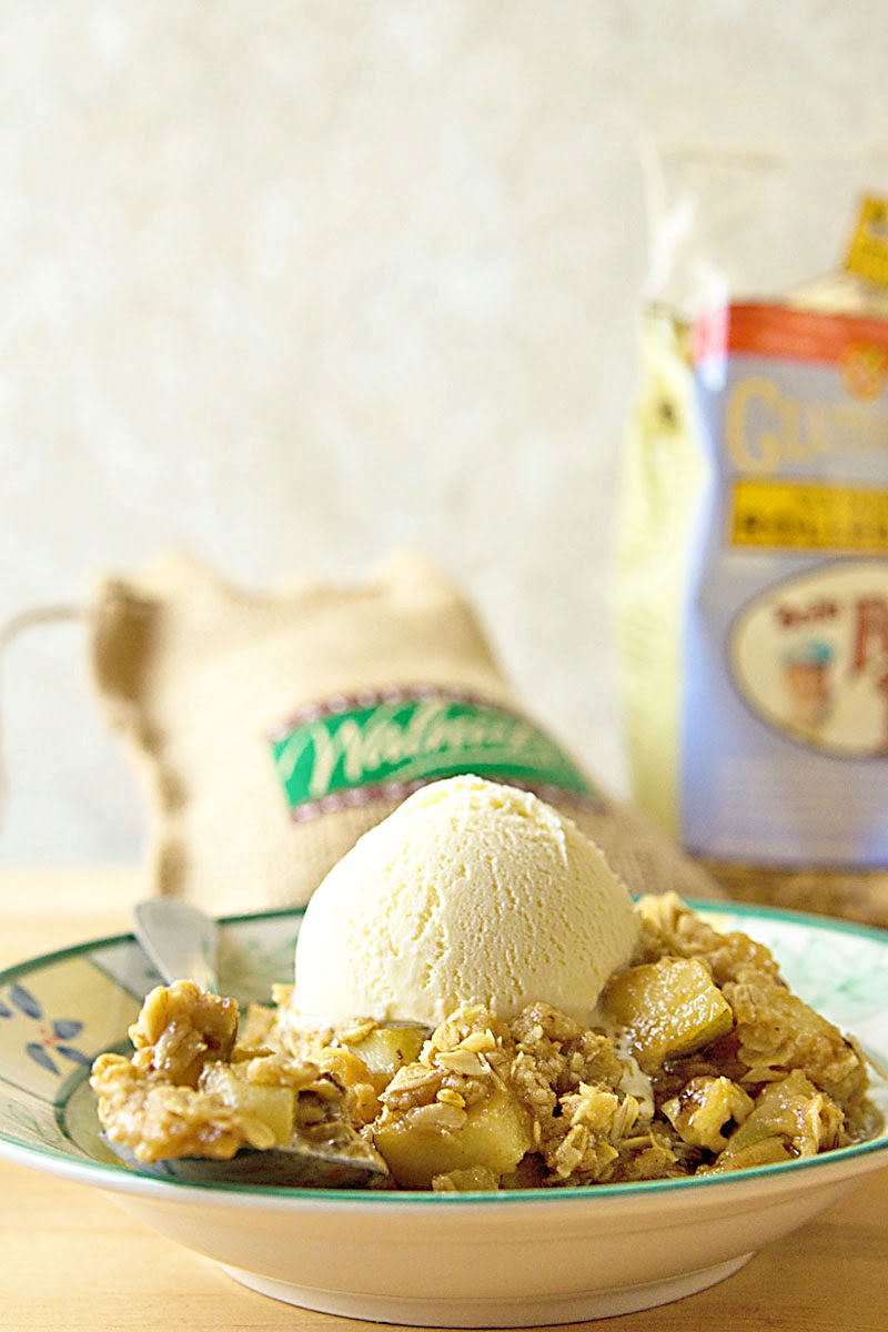 Gluten Free Pear-Walnut Crumble - Fresh pears, crunchy walnuts, and gluten-free oats are seasoned and baked up in a skillet. Perfect dessert or brunch treat! Recipe from @itsyummi