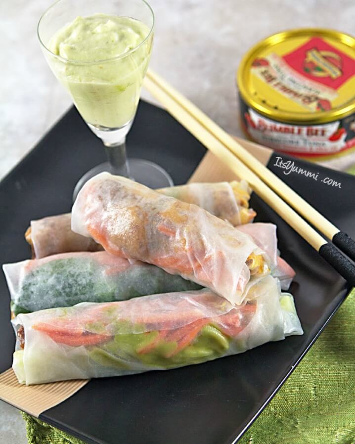 Sundried Tomato Tuna Spring Rolls Recipe - Albacore tuna, crunchy veggies, spinach, and avocado are rolled up for a healthy, portable Summer meal. Recipe from @itsyummi (www.itsyummi.com)