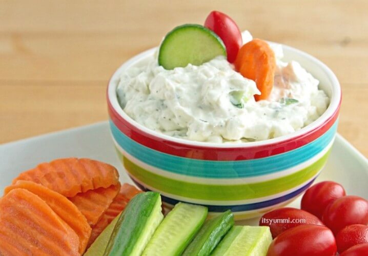 Creamy Dill Cucumber Yogurt Dip Recipe - If you're looking for a healthier snack to take to parties or serve as a game day snack, this dip is it! Light Greek yogurt, cream cheese, cucumber, dill, and a few spices are all you need to make this yummi dip! Get the recipe from @itsyummi