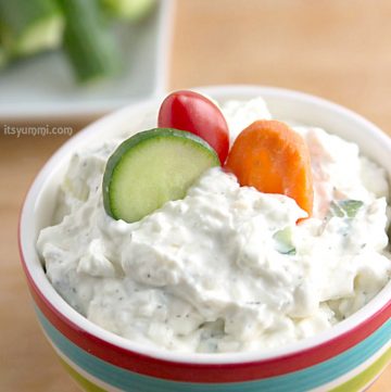 Creamy Dill Cucumber Yogurt Dip Recipe - If you're looking for a healthier snack to take to parties or serve as a game day snack, this dip is it! Light Greek yogurt, cream cheese, cucumber, dill, and a few spices are all you need to make this yummi dip! Get the recipe from @itsyummi