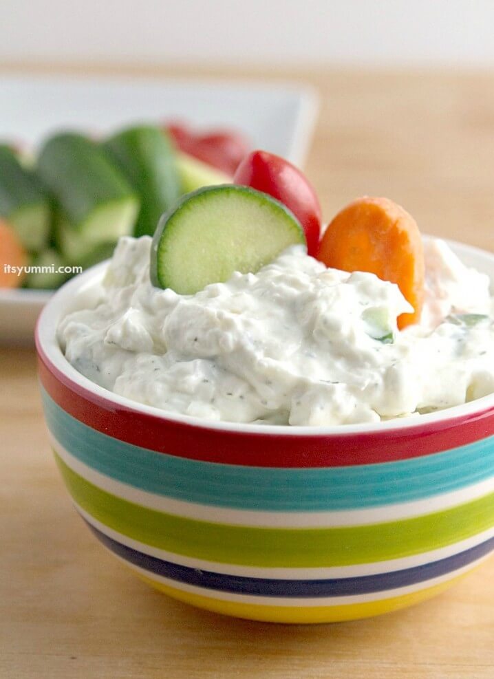 Creamy Dill Cucumber Yogurt Dip Recipe - If you're looking for a healthier snack to take to parties or serve as a game day snack, this dip is it! Light Greek yogurt, cream cheese, cucumber, dill, and a few spices are all you need to make this yummi dip! Get the recipe from @itsyummi