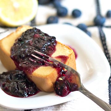 Blueberry Lemon Dessert Sauce, plus instructions on home water bath canning! Get the tutorial and recipe from @itsyummi