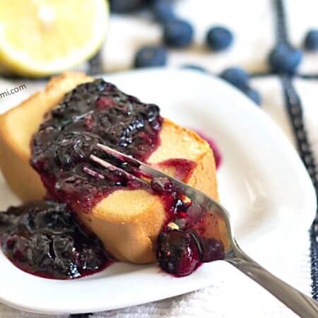 Blueberry Lemon Dessert Sauce, plus instructions on home water bath canning! Get the tutorial and recipe from @itsyummi
