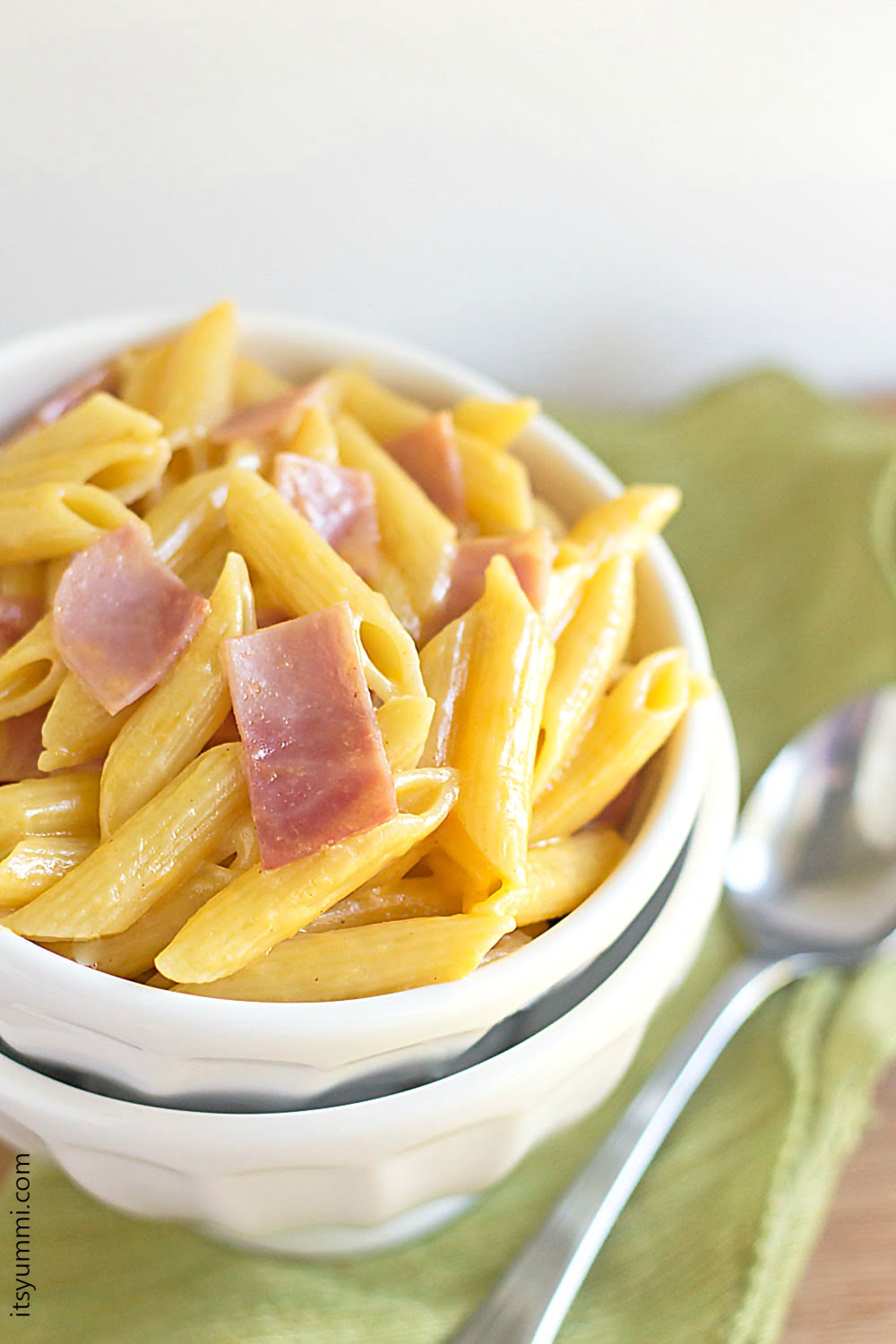 Rice Cooker Macaroni and Cheese with Ham - This delicious comfort food dinner is made from start to finish in a @hamiltonbeach rice cooker, and it takes just 15 minutes! Get the recipe on itsyummi.com and buy the #hamiltonbeachricecooker on @amazon (sponsored)
