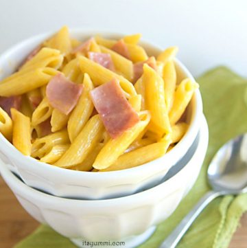 Rice Cooker Ham Macaroni and Cheese - This delicious comfort food dinner is made from start to finish in a @hamiltonbeach rice cooker, and it takes just 15 minutes! Get the recipe on itsyummi.com #hamiltonbeachricecooker (sponsored)