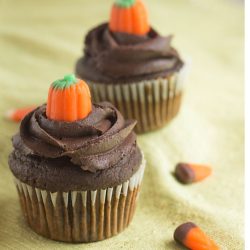 Pumpkin Chocolate Cupcakes, made from scratch! Rich chocolate cupcakes, made with real pumpkin puree, topped with whipped chocolate ganache frosting. Recipe on itsyummi.com