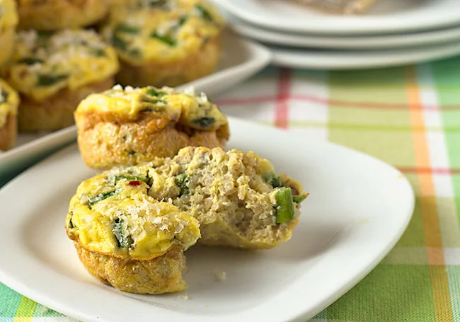 Quinoa quiche muffins with peppered Parmesan cheese and asparagus are fluffy, tender egg muffins. They're delicious for any holiday brunch, or breakfast or lunch on the go. | ItsYummi.com | brunch recipes | gluten free | Sartori cheese | Easter recipes