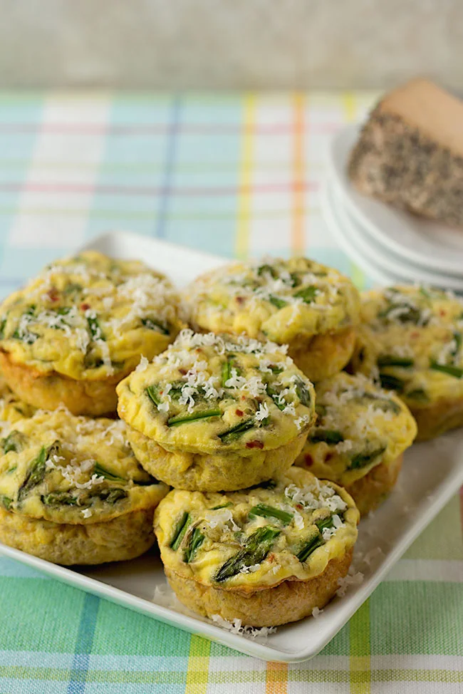 Breakfast quiche muffins with protein packed quinoa are delicious for any holiday brunch. On Weight Watcher's Freestyle program? They're just 2 Smart Points per muffin! #weightwatchers #brunch #easter #glutenfree #vegetarian Fluffy egg breakfast muffins with asparagus, quinoa, and cheese