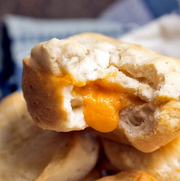 Pimento Cheese Stuffed Buttermilk Biscuits - flaky biscuits stuffed with melted pimento cheese. #biscuits #southern_food