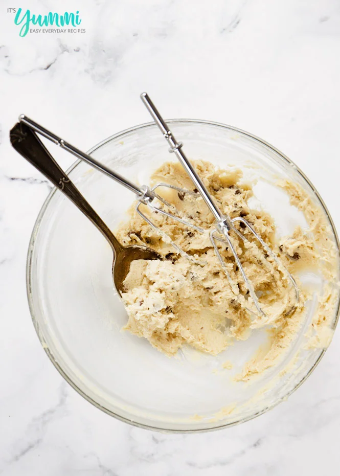 It's sweet and satisfyingly edible cookie dough like your eating the real cookie dough minus the eggs so you can safely eat it by the spoonful. 